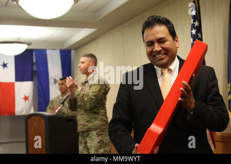 Carlos Gomez, président-directeur général de la Chambre de commerce hispanique du Grand Kansas City, sourire après réception d'un sol en bois Big Red One comme un don d'être le conférencier principal lors d'une célébration du Mois du patrimoine hispanique à Riley Conference Centre à Fort Riley, Kansas, le 20 septembre. Gomez décrit le passé, le présent et l'avenir les défis auxquels fait face la communauté hispanique ainsi que les contributions de la communauté et le potentiel dans la formation de la nation. (Sgt. Michael C. Roach, 19e Détachement des affaires publiques) Banque D'Images