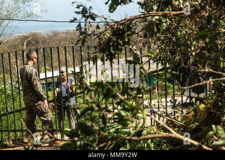 Corps des Marines des États-Unis 1er lieutenant Ian S. Simpson, chef de peloton du peloton du bataillon de génie de combat, l'équipe d'atterrissage 2e Bataillon, 6e Régiment de Marines, 26e Marine Expeditionary Unit (MEU), parle avec un résident local au cours de route d'opérations de déminage pour aider dans les efforts de secours aux victimes de l'Ouragan Maria à Ceiba, Puerto Rico, le 24 septembre, 2017. La 26e MEU soutient l'Agence fédérale de gestion des urgences, le principal organisme fédéral, et les autorités locales à Porto Rico et les Îles Vierges américaines avec l'objectif de protéger la vie et la sécurité des personnes dans les zones touchées. (U.S. M Banque D'Images