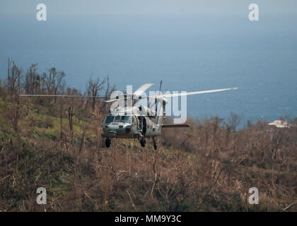 170922-N-JW440-0646 DOMINIQUE (sept. 22, 2017) Un MH-60S Sea Hawk à partir d'hélicoptères de l'escadron de combat de la mer 22 (HSC-22) affecté à l'assaut amphibie USS Wasp LHD (1) vole au-dessus de l'île Dominique lors d'efforts d'évacuation des citoyens américains à la suite de l'Ouragan Maria. Le ministère de la Défense soutient l'Agence fédérale de gestion des urgences, le principal organisme fédéral, en aidant les personnes touchées par l'Ouragan Maria afin de minimiser la souffrance et est une composante de l'ensemble de l'intervention. (U.S. Photo par marine Spécialiste de la communication de masse 2e classe Rawad Madanat/R Banque D'Images