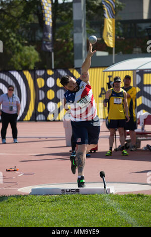 U.S. Airforce veteran Lucas Purser assiste à l'événement Jeux Invictus lancer du poids au stade des Lions de York (YOR), Toronto, Canada, 25 septembre 2017. Invictus Games, Septembre 23-30, est un style international paralympique, évènement multi-sport, créé par le prince Harry de Galles, où blessés, blessés ou malades le personnel des forces armées et les anciens combattants participent aux sports, notamment le basket-ball en fauteuil roulant, rugby en fauteuil roulant, assis volley-ball, tir à l'arc, randonnée à vélo, tennis en fauteuil roulant, dynamophilie, golf, natation, et l'aviron en salle. (U.S. Photo de l'armée par la FPC. Seara Marcsis) Banque D'Images