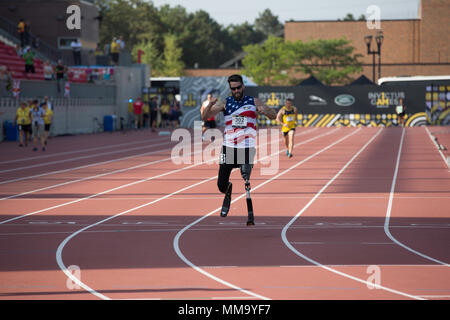 Vétéran de l'armée américaine Stefon Leroy assiste à l'Invictus Games track event au stade des Lions de York (YOR), Toronto, Canada, 25 septembre 2017. Invictus Games, Septembre 23-30, est un style international paralympique, évènement multi-sport, créé par le prince Harry de Galles, où blessés, blessés ou malades le personnel des forces armées et les anciens combattants participent aux sports, notamment le basket-ball en fauteuil roulant, rugby en fauteuil roulant, assis volley-ball, tir à l'arc, randonnée à vélo, tennis en fauteuil roulant, dynamophilie, golf, natation, et l'aviron en salle. (U.S. Photo de l'armée par la FPC. Seara Marcsis) Banque D'Images