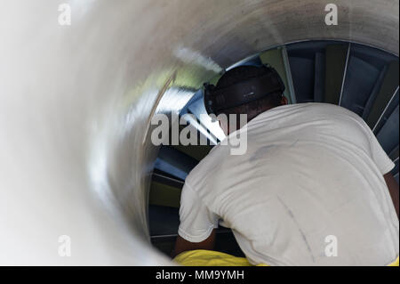 U.S. Air Force Tech. Le Sgt. Michael Kinsey, chef d'équipe, 482e Escadron de maintenance des aéronefs, Homestead Air Reserve Base en Floride, effectue une inspection d'aéronef sur un F-16C Viper de la 482e Escadre de chasse, après que l'avion est rentrée d'être évacués le 21 septembre 2017. Les appareils de l'escadre de chasse ont été évacuées au Texas à l'avance de l'ouragan l'Irma est frappé avec la Floride. (U.S. Photo de l'Armée de l'air par le sergent. Kyle Brasier) Banque D'Images