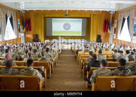 L'armée ukrainienne des soldats du 1er Bataillon, 95e brigade aéromobile séparé prendre part à une analyse après action où ils ont discuté de la performance du bataillon pendant leurs 55 jours d'instruction au combat de Yavoriv le centre de formation sur le maintien de la paix internationale et la sécurité dans l'ouest de l'Ukraine, le 23 septembre. (Photo par le Sgt. Anthony Jones, 45th Infantry Brigade Combat Team) Banque D'Images