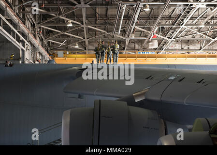 U.s. Air Force Airmen sondage le côté supérieur d'un C-5M Super Galaxy garée dans un hangar pour l'entretien, 22 septembre 2017, Travis Air Force Base, en Californie de la maintenance du 660 e Escadron de maintenance des aéronefs sont responsables de la sécurité et la fiabilité de la flotte, renforçant ainsi la puissance aérienne américaine à travers le monde. (U.S. Air Force photo de Heide Table) Banque D'Images