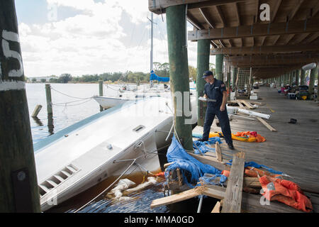 Maître de 3e classe Stephen Hewlett, un technicien en sciences de la mer de la Garde côtière canadienne avec la gestion des incidents de Jacksonville Secteur Division, évalue la pollution par les navires mardi, 26 Septembre, 2017 à un quai à Jacksonville, en Floride. La Garde côtière a été rejoint par Florida Department of Environmental Protection dans leur réponse au rapport de la pollution liée à la tempête dans la région de Jacksonville. U.S. Coast Guard photo de Maître de 2e classe Anthony L. Soto. Banque D'Images