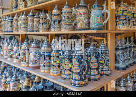 Steins colorés sur l'écran dans une boutique dans la région de la Forêt Noire d'Allemagne. Banque D'Images