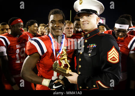 Le sergent des Marines des États-Unis. Brian Raney, recruteur de démarchage de recrutement avec Nashville, awards Jeron Rooks le plus précieux trophée joueur au cours de la grande rivalité américain jeu série vs Oakland Oakland à Riverdale High School le 15 septembre 2017. La grande rivalité américaine dispose de certaines des séries plus longues, plus dur à encaisser, tradition plus rempli rivalités à high school football de partout au pays. (U.S. Marine Corps photo par le Sgt. Mandaline Hatch) Banque D'Images