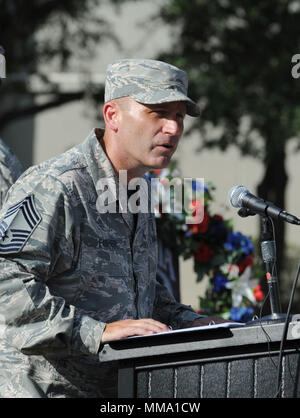 Le sergent-chef en chef. Anthony Fisher, 81e Groupe Formation surintendant, prononce une allocution lors de la cérémonie de retraite POW/MIA, le 15 septembre 2017, sur la base aérienne de Keesler, Mississippi. Cette réunion, organisée par l'Air Force Association Chapter 652 sergents, a été organisé pour sensibiliser et rendre hommage à tous les prisonniers de guerre et des militaires toujours portés disparus en action. (U.S. Air Force photo par Kemberly Groue) Banque D'Images