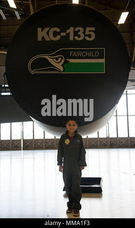 Toby Lee pose pour une photo devant un KC-135 moteur lors d'une visite de la base d'un pilote d'un jour le 22 septembre 2017 de l'événement, à Fairchild Air Force Base, à Washington. Toby est arrivé à Fairchild, avec sa famille, et a été accueilli par le colonel Scot The Heathman, 92e Escadre de ravitaillement en vol, vice-commandant, en collaboration avec les membres de la 93e Escadron de ravitaillement. (U.S. Air Force photo/Senior Airman Janelle Patiño) Banque D'Images