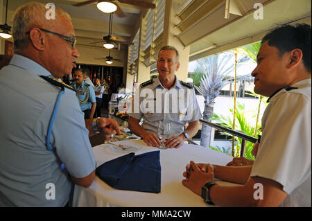 U.S. Air Force général Terrence J.O'Shaughnessy, centre, le Pacific Air Forces commandant, écoute, Force aérienne royale malaisienne Gen. Affendi bin Buang, gauche et Force aérienne de la République de Singapour, le général de Mervyn Tan, prendre une pause de panneaux au cours du Symposium 2017 Pacific Air Chiefs at Joint Base Harbor-Hickam Pearl, Washington, le 27 septembre 2017. Cet événement marque le plus grand nombre de chefs d'air de l'ensemble du rassemblement Indo-Asia-pacifique de dialogue et est destiné à accroître la coopération avec nos alliés et partenaires. (U.S. Air Force photo/Tech. Le Sgt. Kamaile Casillas) Banque D'Images