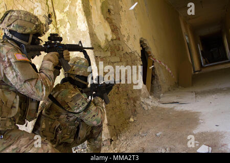 Le s.. Jimmy Vogt (avant), de Kellyville, Oklahoma, et Sgt. Nelson, Magdeleine a Bourget de Crowder, New York, tous deux membres d'une compagnie, 1er Bataillon, 279e Régiment d'infanterie, 45e Brigade d'infanterie de l'équipe de combat, l'engagement de cibles à l'aide de cycles de simulation lors d'opérations militaires en terrain urbain formation au combat de Yavoriv Centre de formation sur le maintien de la paix internationale et la sécurité dans l'ouest de l'Ukraine, le 27 septembre. La 45e est déployée à l'Ukraine dans le cadre du Projet conjoint de formation Group-Ukraine multinationales et les mentors des instructeurs de Yavoriv CCT pendant qu'ils former des unités de l'armée ukrainienne rotat Banque D'Images