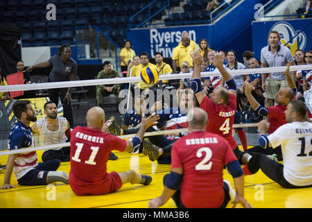 Américain de l'équipe assiste à l'événement de volleyball assis pendant l'Invictus Games à Ryerson's Mattamy Athletic Center (MAC), Toronto, Canada, le 27 septembre 2017. Invictus Games, Septembre 23-30, est un style international paralympique, évènement multi-sport, créé par le prince Harry de Galles, où blessés, blessés ou malades le personnel des forces armées et les anciens combattants participent aux sports, notamment le basket-ball en fauteuil roulant, rugby en fauteuil roulant, assis volley-ball, tir à l'arc, randonnée à vélo, tennis en fauteuil roulant, dynamophilie, golf, natation, et l'aviron en salle. (U.S. Photo de l'armée par la FPC. Seara Marcsis) Banque D'Images