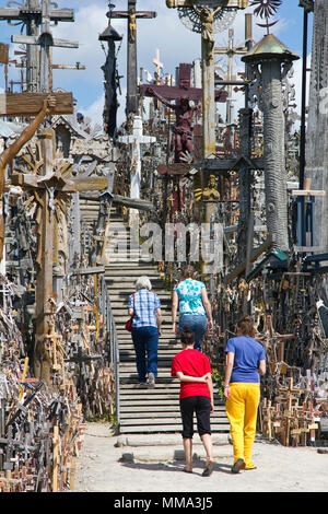 Les touristes à la colline des croix, Sÿiauliai, Lituanie Banque D'Images