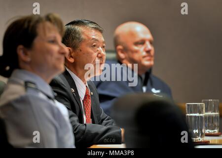 Japonais à la retraite général Shigeru Iwasaki, ancien auto-défense japonaises Chef du personnel, écoute un exposé aux côtés de Gen. Jay Raymond, Air Force Space Command Commander, et le Colonel Jennifer Grant, 50e Escadre, l'espace du Japan Air Force au cours d'une visite de la délégation de l'Association de bonne volonté à Schriever Air Force Base, Colorado, vendredi, 15 Septembre, 2017. JAAGA La visite comprenait une visite de plusieurs unités d'opérations Schriever. (U.S. Air Force Photo/Dennis Rogers) Banque D'Images