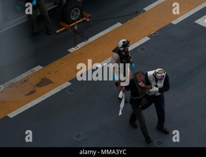 170928-N-NM806-2017 MER DES CARAÏBES (sept. 28, 2017) une escorte de marins secourus résident de Guadalupe français dans le poste de pilotage de l'assaut amphibie USS Wasp LHD (1) à la suite d'une mission de recherche et sauvetage (SAR) pour un avion privé au large de la côte de l'île de la Dominique. Wasp participe actuellement à des efforts de secours humanitaires sur la Dominique à la suite de l'arrivée à terre de l'Ouragan Maria. Le ministère de la Défense soutient l'Agence des États-Unis pour le développement international (USAID), le principal organisme fédéral, en aidant les personnes touchées par l'Ouragan Maria afin de minimiser la souffrance et est o Banque D'Images