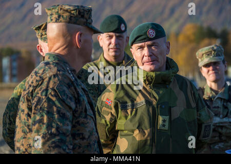 Le général de l'Armée norvégienne Odin Johannessen, chef du personnel, droit, parle avec le Commandant de la Marine Corps le général Robert B. Neller, Setermoen, la Norvège, le 28 septembre 2017. Neller visité Setermoen pour renforcer l'armée à militaires entre les deux pays. (U.S. Marine Corps photo par le Cpl. Samantha K. Braun) Banque D'Images