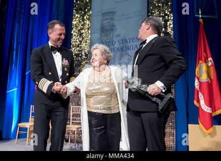 170927-N-ES994-002 WASHINGTON (septembre 1994). 27, 2017) Le chef des opérations navales (ONC) Adm. John Richardson, gauche, présente avec le noir Ima 2017 Lone Sailor Award au National Building Museum, le 27 septembre à Washington, D.C. L'United States Navy Memorial Foundation, représentée par l'ancien Adm arrière. Frank Thorp, droit, accueille l'événement et a choisi la fin Delbert Black et son épouse, Ima, pour le prix, ce qui en fait les premiers à recevoir les Lone Sailor Award. Delbert Black a été le premier Master Chief Petty Officer de la Marine (MCPON), et Ima, un membre de la Marine VAGUES (accepté pour les femmes Banque D'Images