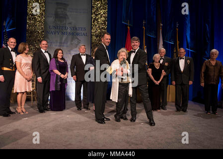 170927-N-ES994-001 WASHINGTON (septembre 1994). 27, 2017) Le chef des opérations navales (ONC) Adm. John Richardson, gauche, présente avec le noir Ima 2017 Lone Sailor Award au National Building Museum, le 27 septembre à Washington, D.C. L'United States Navy Memorial Foundation, représentée par l'ancien Adm arrière. Frank Thorp, droit, accueille l'événement et a choisi la fin Delbert Black et son épouse, Ima, pour le prix, ce qui en fait les premiers à recevoir les Lone Sailor Award. Delbert Black a été le premier Master Chief Petty Officer de la Marine (MCPON), et Ima, un membre de la Marine VAGUES (accepté pour les femmes Banque D'Images