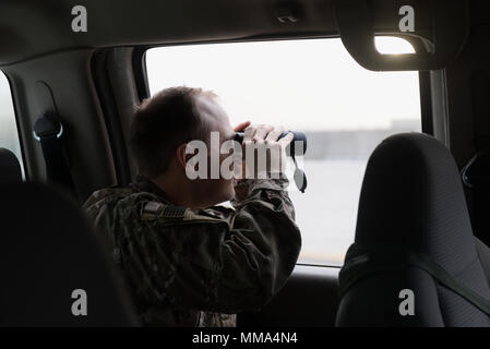 Le capitaine Willis Brown, 455 e Escadre expéditionnaire de la sécurité de l'unité de remplacement de l'agence du personnel représentant, numérise l'aire à l'aérodrome de Bagram, en Afghanistan pour les dangers, 16 septembre 2017. Le Bureau de la sécurité de l'AEW 455 e les patrouilles flightline plusieurs fois chaque jour pour contrôler et atténuer les dangers de la faune. Sur la piste des animaux présentent un risque important pour l'exploitation de l'aérodrome et la vie de ceux qui la mettent en œuvre. Le Bureau de sécurité, travaille avec le département américain de l'Agriculture pour éliminer les dangers de la région et d'étudier l'efficacité de ces efforts. Banque D'Images