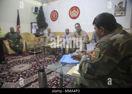 Le colonel de l'Armée nationale afghane, Askabudin raison, le directeur général de 3e Brigade, 215e Corps, discuter des projets et des tactiques pour l'opération Maiwand avec six conseillers des marines assigné à la Force au sud-ouest près de Gereshk, Afghanistan, 22 Septembre, 2017. Divers éléments de la Défense nationale afghane et les forces de sécurité s'emploient à effacer Gereshk et les régions avoisinantes de l'insurrection. Conseillers avec le Groupe de travail apportent une assistance tout au long de l'opération pour aider à poursuivre la promotion de l'influence gouvernementale dans la province de Helmand. (U.S. Marine Corps photo par le Sgt. Lucas Hopkins Banque D'Images