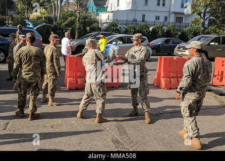 La CPS de l'armée. Kevin Dulinawka, centre, facilite la réussite fait don de cas de l'eau à une Garde Nationale de New York point de collecte de dons à l'Ohio Street Armory à Buffalo, N.Y., Dulinawka avec d'autres soldats du 27e Bataillon des troupes spéciales de la Brigade, a aidé à recueillir des dons pour Porto Rico et les Îles Vierges américaines dans le cadre de l'appui de New York pour les efforts de rétablissement après les ouragans Irma et Maria. La Garde Nationale de New York compte plus de 700 soldats et aviateurs, soutenir les efforts de rétablissement, à partir de l'avant des avions et des membres du personnel déployés pour soutenir 14 nouveaux centres de don Yo Banque D'Images