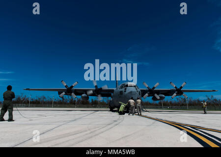 Un U.S. Air Force WC-130E Hercules affecté à la 198th Airlift Squadron effectue des vérifications avant vol de l'avion à la base de la Garde nationale aérienne Muniz, Puerto Rico, le 29 septembre, 2017. Le soutien actif de l'armée américaine ainsi que la FEMA l'état et les autorités locales dans les efforts de sauvetage et de secours à la suite de l'Ouragan Maria. (U.S. Air Force photo par un membre de la 1re classe Nicholas Dutton) Banque D'Images