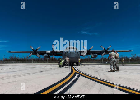 Un U.S. Air Force WC-130E Hercules affecté à la 198th Airlift Squadron effectue des vérifications avant vol de l'avion à la base de la Garde nationale aérienne Muniz, Puerto Rico, le 29 septembre, 2017. Le soutien actif de l'armée américaine ainsi que la FEMA l'état et les autorités locales dans les efforts de sauvetage et de secours à la suite de l'Ouragan Maria. (U.S. Air Force photo par un membre de la 1re classe Nicholas Dutton) Banque D'Images