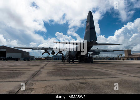 Un U.S. Air Force WC-130E Hercules affecté à la 198th Airlift Squadron est chargé avec de l'eau par le 156e Escadron de maintenance de la base de la Garde nationale aérienne Muniz, Puerto Rico, le 29 septembre, 2017. Le soutien actif de l'armée américaine ainsi que la FEMA l'état et les autorités locales dans les efforts de sauvetage et de secours à la suite de l'Ouragan Maria. (U.S. Air Force photo par un membre de la 1re classe Nicholas Dutton) Banque D'Images