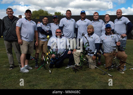 Les membres de l'équipe US posent pour une photo lors de l'Invictus 2017 Jeux dans le Site historique de Fort York, à Toronto (Ontario), le 28 septembre 2017. L'Invictus Games, établi par le prince Harry en 2014, rassemble des blessés et les anciens combattants blessés de 17 nations pour 12 événements sportifs adaptative, y compris l'athlétisme, le basket-ball en fauteuil roulant, rugby en fauteuil roulant, la natation, le volleyball assis, et nouveaux pour le jeux 2017, golf. (DoD photo par le Sgt Cédric R. Haller II/libérés) Banque D'Images