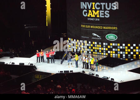 Les Jeux Invictus sont une compétition sportive adaptative internationale créée en 2014 par le Prince Harry pour les militaires blessés, blessés et malades et les vétérans. La photographie d'archive documente le transfert cérémonial du drapeau des Jeux Invictus du Canada à l'Australie lors de la cérémonie de clôture du 30 septembre 2017 au Centre Air Canada à Toronto, en Ontario. Banque D'Images