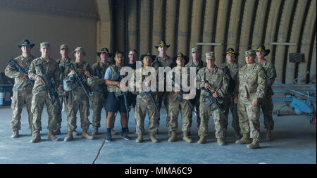 Des soldats de la troupe d'un système de véhicules aériens tactiques du peloton, 2e Escadron, 17e Régiment de cavalerie des États-Unis, posent pour une photo à Al Taqaddum Air Base, l'Iraq, le 14 septembre 2017.Le peloton de TUAS une troupe, 2-17th Cav. fournit des renseignement, surveillance et reconnaissance Capacité de la Force opérationnelle interarmées - Fonctionnement résoudre inhérent. Les GFIM-OIR est la Coalition mondiale pour vaincre ISIS en Iraq et en Syrie. (U.S. Photo de l'armée par le Capitaine Stephen James) Banque D'Images