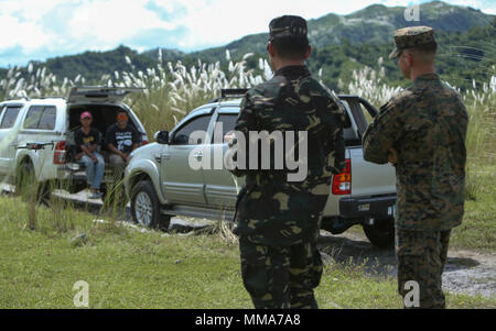 Le capitaine du Corps des Marines des États-Unis, David Murray, l'agent de liaison au sol avec joint l'aide militaire américaine, montres Groupe Armée Philippine Le Major John Aling, avec le Centre de formation de commandement interarmées, à la terre un engin aérien surveillance system de Colonel Ernesto P. Ravina Air Base, Philippines, le 2 octobre 2017. Des exercices bilatéraux comme KAMANDAG accroître la capacité des États-Unis et des Philippines pour répondre rapidement et travailler ensemble durant des attentats terroristes ou des crises humanitaires, afin d'accomplir la mission, le soutien de la population locale et d'aider à atténuer les souffrances humaines. (U.S. Marine Corps Banque D'Images