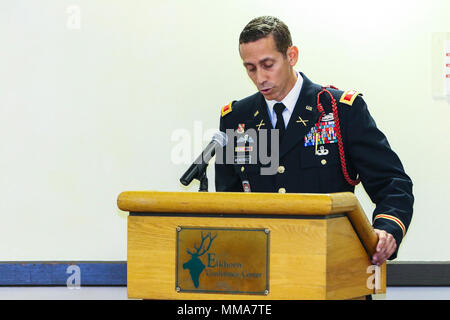 Le colonel Norberto Menendez (droite), commandant de la 4e Division d'infanterie, artillerie et orateur invité, donne un discours à Fort Carson 2017 soldats participant à la célébration du Mois du patrimoine hispanique, présenté par 71e Groupe d'artillerie (Explosive Ordnance Disposal) et 4e Division d'infanterie, Bureau de l'égalité des chances du 25 septembre au Centre de conférences de l'Elkhorn. La célébration a commencé officiellement le 15 septembre et se poursuivra jusqu'à 15 octobre. (U.S. Photo de l'armée par le sergent. Lance Livres, 71e Groupe de munitions (NEM), Affaires publiques) Banque D'Images