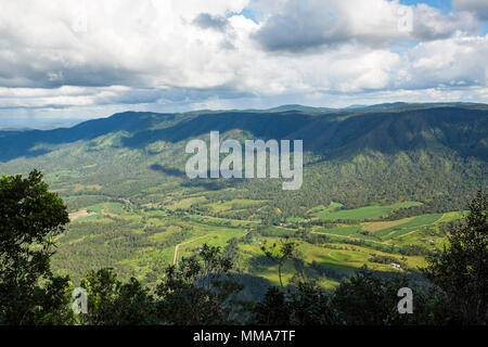 Vaste paysage de vallée verdoyante et des terres agricoles ourlée par les collines boisées de Great Dividing Range dans le nord du Queensland en Australie Banque D'Images