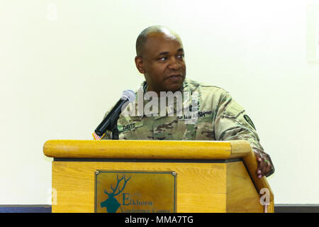 Le colonel Frank Davis II, commandant du 71e Groupe d'artillerie (Explosive ordnance disposal), prononce un discours à Fort Carson 2017 soldats participant à la célébration du Mois du patrimoine hispanique, présenté par 71e OD GP (NEM) et 4e Division d'infanterie, Bureau de l'égalité des chances du 25 septembre au Centre de conférences de l'Elkhorn. La célébration a commencé officiellement le 15 septembre et se poursuivra jusqu'à 15 octobre. (U.S. Photo de l'armée par le sergent. Lance Livres, 71e Groupe de munitions (NEM), Affaires publiques) Banque D'Images