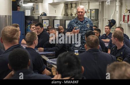 170928-N-OU129-076 Singapour (28 septembre 2017) Vice-amiral. Tom Rowden, commandant de la marine, des forces de surface, parle avec les marins à bord de la classe Arleigh Burke destroyer lance-missiles USS John S. McCain (DDG 56) pendant un appel mains libres à la base navale de Changi, à Singapour, le 28 septembre. Rowden visite McCain pour mieux comprendre les défis et de préparation déployées pour discuter du rôle du nouveau Groupe de surface du Pacifique occidental de l'organisation. (U.S. Photo par marine Spécialiste de la communication de masse 2e classe Joshua Fulton/libérés) Banque D'Images