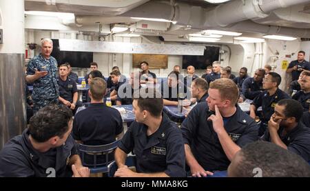 170928-N-OU129-092 Singapour (28 septembre 2017) Vice-amiral. Tom Rowden, commandant de la marine, des forces de surface, parle avec les marins à bord de la classe Arleigh Burke destroyer lance-missiles USS John S. McCain (DDG 56) pendant un appel mains libres à la base navale de Changi, à Singapour, le 28 septembre. Rowden visite McCain pour mieux comprendre les défis et de préparation déployées pour discuter du rôle du nouveau Groupe de surface du Pacifique occidental de l'organisation. (U.S. Photo par marine Spécialiste de la communication de masse 2e classe Joshua Fulton/libérés) Banque D'Images