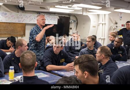 170928-N-OU129-124 Singapour (28 septembre 2017) Vice-amiral. Tom Rowden, commandant de la marine, des forces de surface, parle avec les marins à bord de la classe Arleigh Burke destroyer lance-missiles USS John S. McCain (DDG 56) pendant un appel mains libres à la base navale de Changi, à Singapour, le 28 septembre. Rowden visite McCain pour mieux comprendre les défis et de préparation déployées pour discuter du rôle du nouveau Groupe de surface du Pacifique occidental de l'organisation. (U.S. Photo par marine Spécialiste de la communication de masse 2e classe Joshua Fulton/libérés) Banque D'Images