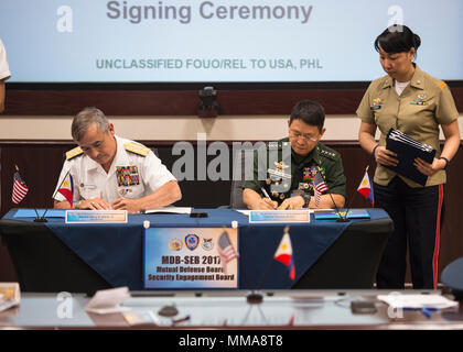 L'amiral Harry B. Harris Jr. (né en 1956) est commandant du US Pacific Command, et le général Eduardo Año (né en 1961) est chef d'état-major des forces armées des Philippines. Le 28 septembre 2017, ils signent des documents pour le Conseil de défense mutuelle et le Conseil d'engagement de sécurité au camp H.M. Smith, à Hawaï. L'image d'archives documente la formalisation des accords bilatéraux de défense. Banque D'Images