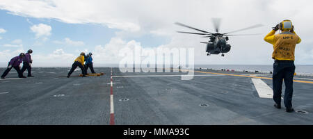 171001-N-BD308-0045 MER DES CARAÏBES (oct. 01, 2017) Un MH-53E Sea Dragon affecté à l'hélicoptère des Blackhawks 'hélicoptère escadron de la lutte contre les mines (15 HM-15) atterrit sur le navire d'assaut amphibie USS Wasp LHD (1) à l'appui des efforts de secours à Porto Rico. Wasp a fourni de l'aide humanitaire dans les Caraïbes depuis le 4 septembre dans le service à la fois de l'ouragan l'ouragan et Irma Maria. (U.S. Photo par marine Spécialiste de la communication de masse Levingston 3e classe Lewis/libérés) Banque D'Images