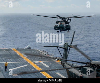171001-N-JW440--0028 MER DES CARAÏBES (oct. 01, 2017) Un MH-53E Sea Dragon affecté à l'hélicoptère des Blackhawks 'hélicoptère escadron de la lutte contre les mines (15 HM-15) atterrit sur le navire d'assaut amphibie USS Wasp LHD (1) à l'appui des efforts de secours à Porto Rico. Wasp a fourni de l'aide humanitaire dans les Caraïbes depuis le 4 septembre dans le service à la fois de l'ouragan l'ouragan et Irma Maria. (U.S. Photo par marine Spécialiste de la communication de masse 2e classe Rawad Madanat/libérés) Banque D'Images
