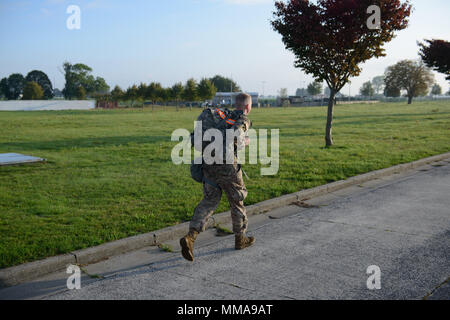 Le caporal de l'armée américaine. Zachery Frederick s'exécute à la fin d'un 12-mile ruck mars, la première partie de 39e Bataillon du signal stratégique du commandant du premier moment de la formation, sur la base aérienne de Chièvres, Belgique, 20 août 2017. (U.S. Photo de l'armée par Visual Spécialiste de l'information, Pierre-Etienne Courtejoie) Banque D'Images