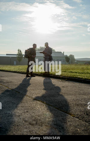 Le caporal de l'armée américaine. Zachery Frederick, pour les rapports Le s.. Après avoir terminé un Daye Michael 12-Mile ruck mars, pour 39e Bataillon des transmissions stratégiques du commandant du premier moment de la formation sur la base aérienne de Chièvres, Belgique, 20 août 2017. (U.S. Photo de l'armée par Visual Spécialiste de l'information, Pierre-Etienne Courtejoie) Banque D'Images