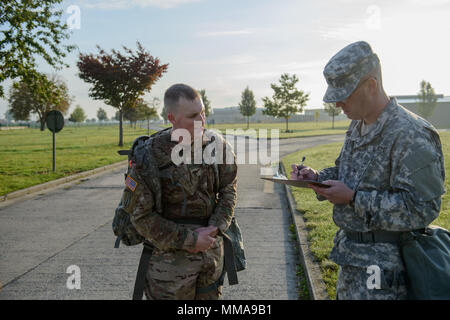 Le caporal de l'armée américaine. Zachery Frederick, à gauche, pour les rapports Le s.. Après avoir terminé un Daye Michael 12-Mile ruck mars, pour 39e Bataillon des transmissions stratégiques du commandant du premier moment de la formation sur la base aérienne de Chièvres, Belgique, 20 août 2017. (U.S. Photo de l'armée par Visual Spécialiste de l'information, Pierre-Etienne Courtejoie) Banque D'Images