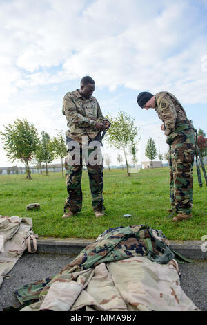 La CPS de l'armée américaine. Shaqueel Tabb et le Cpl. Zachery Frederick, à la fois avec 39e Bataillon des transmissions stratégiques, de protection vêtements don plus avant à la substance chimique, biologique, radiologique et nucléaire (CBRN) prix dans le premier temps du commandant de la formation, sur la base aérienne de Chièvres, Belgique, 20 août 2017. (U.S. Photo de l'armée par Visual Spécialiste de l'information, Pierre-Etienne Courtejoie) Banque D'Images