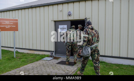 La CPS de l'armée américaine. Shaqueel Tabb et le Cpl. Zachery Frederick, à la fois avec 39e Bataillon des transmissions stratégiques, entrez l'Engagement Formateur Compétences bâtiment 2 avec des protections, après un 12-mile ruck mars et passe à travers un nuage de gaz CS dans l'initiative de l'autre, sur la base aérienne de Chièvres, Belgique, 20 août 2017. (U.S. Photo de l'armée par Visual Spécialiste de l'information, Pierre-Etienne Courtejoie) Banque D'Images