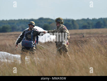 Le français et l'autre féliciter parachutistes britanniques après avoir réussi à se poser sur la zone de chute pendant l'exercice Falcon 15 septembre 2017 Leap, à la Drop Zone Houtdorperveld, Pays-Bas. Environ 750 militaires de huit pays différents ont participé à l'exercice Falcon Leap et la commémoration de l'opération Market Garden. (U.S. Air Force photo par un membre de la 1re classe Codie Collins) Banque D'Images