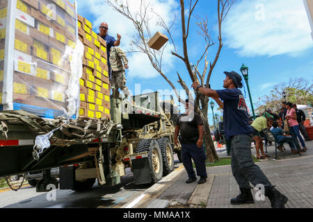 Marcos Cevallos, un pompier avec Engine Company 218 dans Brooklyn, N.Y., et Freddy Aviles, un pompier avec Engine Company 307 dans le Queens, N.Y., aide télécharger les repas prêts-à-manger, d'un scanner à plat militaire le 2 octobre 2017, dans l'île de Porto Rico Vieques. La priorité absolue du Ministère de la défense, de travailler ensemble à l'appui de l'Agence fédérale de gestion des urgences, et les autorités locales à Porto Rico est de fournir les moyens de sauvetage et au maintien de la vie, à ceux qui sont dans les zones touchées. (U.S. Photo de l'armée par le Sgt. 1re classe Donna Davis) Banque D'Images