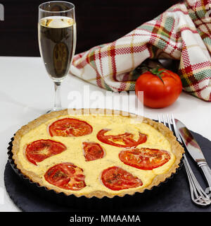 Tarte à la ricotta et tomate végétarien et verre de vin de raisin blanc et noir sur fond clair. Close up. Focus sélectif. Square photo. Banque D'Images