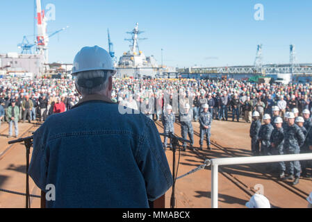 170929-N-UL717-001 BATH, Maine (sept. 29, 2017) Secrétaire de la Marine (SECNAV) Richard C. Spencer tours General Dynamics Bath Iron Works shipyard à Bath, Maine. Au cours de sa visite, SECNAV a été en mesure d'écouter directement les employés et la baignoire tour destroyers lance-missiles USS Thomas Hudner (DDG 116) et USS Michael Monsoor (DDG 1001). (U.S. Photo de la marine par le lieutenant Joshua Kelsey/libérés) Banque D'Images